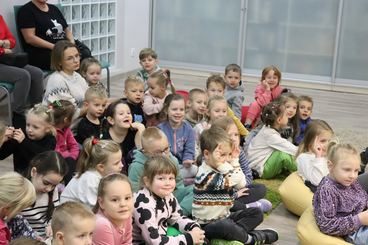 Wieluń: Biblioteka Miejska zaprosiła dzieci na spotkanie z fotografem Piotrem Pabisiakiem
